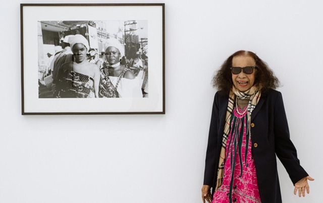 Lita Cerqueira em exposição com sua obra. Fonte: Portal Soteropreta